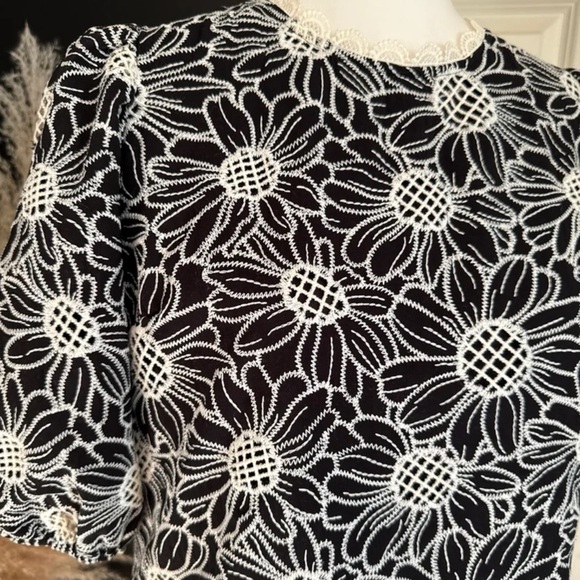 Express Black Floral Crochet Embroidered Blouse size Medium - Picture 7 of 12